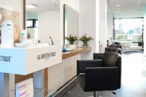 Hautpflegeberatung im modernen Kosmetikinstitut - photoart hübner business Modernes Kosmetikinstitut mit Beratungstresen und Behandlungsbereich.