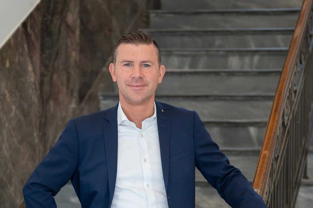 Moderner Businessporträt auf Treppe - photoart hübner business Porträt eines Mannes in Businesskleidung auf Treppe.