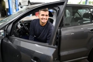 Fahrzeugfotografie für Businesskunden - photoart hübner business Mann sitzt im Auto, professionelles Businessfoto, Fahrzeug im Hintergrund.