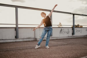 Kunstvolle Balletttänzerin auf der Straße - photoart hübner business Tänzerin in Ballettpose auf der Straße mit urbanem Hintergrund.