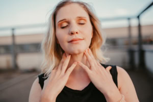 Selbstbewusstes Business-Porträt einer jungen Frau - photoart hübner business Frau mit geschlossenen Augen und entspanntem Ausdruck, Businessfotografie im Freien.