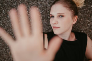 Porträt einer jungen Frau mit selbstbewusstem Blick, geeignet für Business- und Personal Branding. - photoart hübner business Frau mit aufgestyltem Haar und schwarzem Top, Blick in die Kamera, symbolisiert Selbstvertrauen.