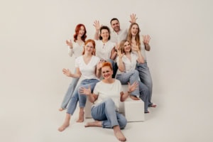 Moderne Businessgruppe in lockerer Atmosphäre - photoart hübner business Gruppenfoto mit lachenden Menschen in Businesskleidung, die Freude und Teamgeist zeigen.