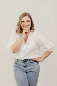 Porträt einer jungen Frau in Businesskleidung, lächelnd, für professionelle Fotos. - photoart hübner business Porträt einer lächelnden jungen Frau in Businesskleidung für professionelle Fotos.