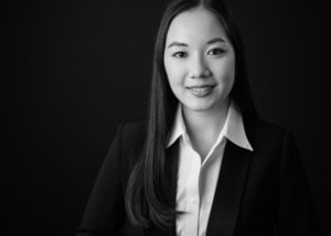 Professionelles Businessporträt einer jungen Frau in formeller Kleidung. - photoart hübner business Businessporträt einer jungen Frau in formeller Kleidung, ideal für Karriere- und Unternehmensfotos.