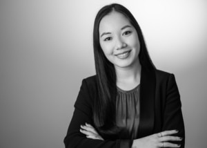 Professionelles Businessporträt einer selbstbewussten Frau. - photoart hübner business Porträt einer jungen Frau in Businesskleidung, lächelnd und selbstsicher.