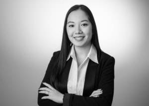 Moderne Businessfotografie für Personal Branding und Karriere - photoart hübner business Porträt einer professionellen Frau in Businesskleidung, ideal für Unternehmens- und Personal Brandin.