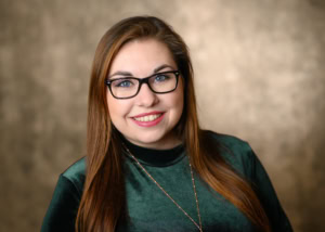 Professionelles Businessportrait einer jungen Frau mit Brille. - photoart hübner business Porträt einer professionellen Frau für Business- und Personal Branding.