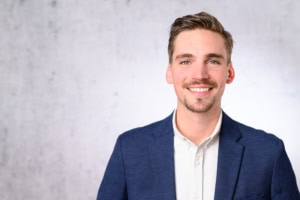 Professionelles Business-Porträt eines jungen Mannes in Businesskleidung, ideal für Firmenprofile un.