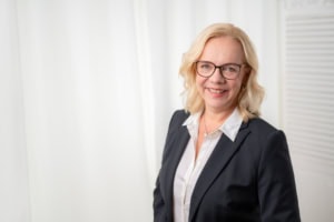 Professionelles Business-Porträt einer Frau in Businesskleidung.