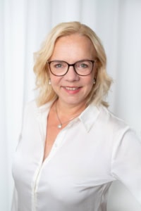 Business-Porträt, professionelle Frau, weißes Hemd, Brille, Perlenohrringe, Businessfotografie, Port.