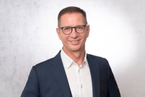 Geschäftsmann in Businesskleidung mit Brille, professionell und freundlich, ideal für Business- und.