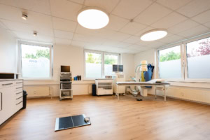 Moderne Arztpraxis mit medizinischer Ausrüstung und viel natürlichem Licht.