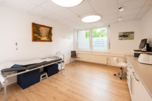 Behandlungsraum in Arztpraxis mit moderner medizinischer Ausstattung und natürlichem Licht für Patie.