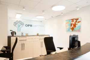 OPR Praxis für HNO-Heilkunde: Modernes Behandlungszimmer mit freundlicher Atmosphäre.