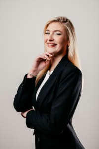 Hochwertiges Business-Porträt für Unternehmenskommunikation und Marketing.