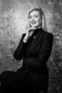 Professionelles Business-Porträt einer jungen Frau in eleganter Businesskleidung.