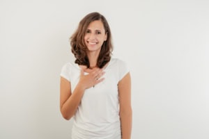 Businessfotografie Portrait Frau lächelnd, natürliche Ausstrahlung, professionelles Personal Branding. - photoart hübner business Frau in weißem T-Shirt zeigt Selbstvertrauen, ideal für Karrierefotos und Unternehmensaufnahmen.