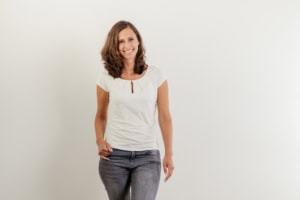 Businessfotografie Frau vor weißem Hintergrund - photoart hübner business Frau in Businesskleidung für professionelle Personal Branding Fotos.
