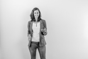 Businessfotografie für Personal Branding und Karriere - photoart hübner business Frau in Businesskleidung vor weißem Hintergrund, professionell und freundlich.