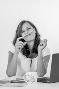Businessfrau beim kreativen Arbeiten - photoart hübner business Frau mit Bleistift auf Nase, arbeitet im Büro, Businessfotografie, Personal Branding.