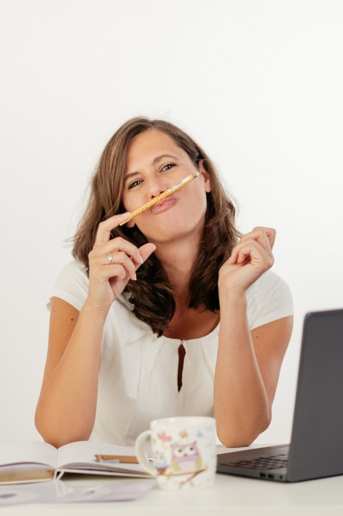 Kreative Frau mit Bleistift auf Nase, arbeitet am Schreibtisch, Business-Umfeld, Fotoart Hübner. - photoart hübner business Kreative Frau mit Bleistift auf Nase, arbeitet am Schreibtisch, Business-Umfeld, Fotoart Hübner.