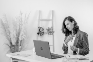 Businessfotografie für professionelle Personal Branding Fotos. - photoart hübner business Frau bei Businessfotoshoot mit Laptop, professionell und selbstbewusst.