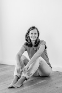 Businessfotografie Portrait einer lächelnden Frau auf dem Boden - photoart hübner business Portrait einer Frau in entspannter Pose für Business- und Personal Branding Fotos.