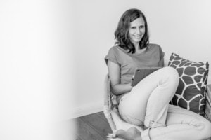 Businessfrau beim Lesen auf dem Sofa - photoart hübner business Frau liest entspannt auf dem Sofa mit Tablet, Businessfotografie, Personal Branding.