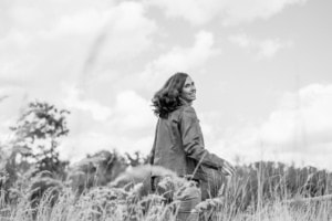 Businessfotografie für professionelle Personal Branding Fotos - photoart hübner business Frau in Natur bei Business- und Karrierefotos im Freien.