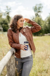 Businessfotografie für Personal Branding und Karriere - photoart hübner business Frau in Naturumgebung mit Thermos, Blick in die Ferne, professionelles Businessfoto.