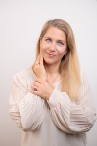 Businessfotografie Portrait Frau - photoart hübner business Frau in professionellem Businessoutfit, lächelnd, für Unternehmens- und Personal Branding Fotos.