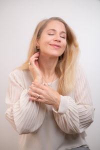 Selbstbewusstes Portrait einer Frau - photoart hübner business Frau in Businesskleidung mit entspanntem Lächeln, professionelles Businessfoto.