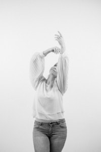 Ausdrucksstarke Pose einer Frau - photoart hübner business Frau in Businesskleidung posiert für professionelle Fotosession.