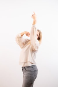 Modernes Porträt einer Frau in neutralem Outfit - photoart hübner business Frau in neutralem Outfit posiert für Business- und Personal Branding Fotos.