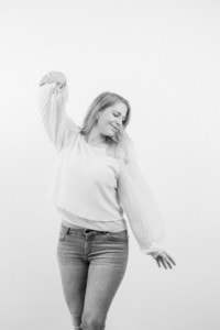 Selbstbewusstes Porträt einer jungen Frau - photoart hübner business Frau in Businesskleidung posiert für professionelle Unternehmensfotografie.