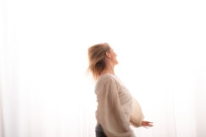 Businessfotografie Portrait mit natürlichem Licht und professionellem Look - photoart hübner business Frau in Businesskleidung vor hellem Hintergrund, professionelles Businessportrait.