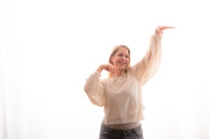 Selbstbewusste Frau in natürlichem Licht - photoart hübner business Frau posiert locker und freundlich vor hellem Hintergrund, ideal für professionelle Business- und Pe.