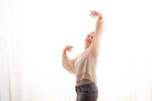 Selbstbewusste Frau in natürlichem Licht - photoart hübner business Frau posiert selbstbewusst vor hellem Hintergrund, ideal für Business- und Personal Branding Fotos.