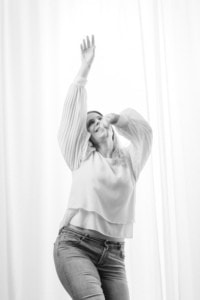 Hübsche Frau beim Business-Shooting - photoart hübner business Frau posiert für professionelle Businessfotografie vor hellem Hintergrund.