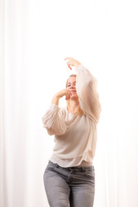 Moderne Businessfotografie für Personal Branding und Karriere. - photoart hübner business Frau in professionellem Outfit bei Businessfotoshoot, helles Licht, freundliche Atmosphäre.