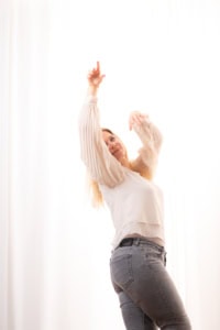 Businessporträt mit natürlichem Licht und professionellem Look - photoart hübner business Frau posiert selbstbewusst vor hellem Hintergrund, ideal für Business- und Personal Branding Fotos.