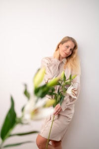 Porträt einer Frau mit Blumen - photoart hübner business Frau mit Blumen für Business- und Personal Branding Fotos.