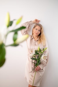 Porträt einer jungen Frau mit Blumen, Business- und Personal Branding Fotografie. - photoart hübner business Porträt einer jungen Frau mit Blumen, Business- und Personal Branding Fotografie.