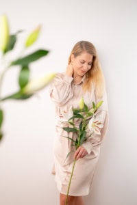 Natürliche Porträtaufnahme einer Frau mit Blumen - photoart hübner business Frau posiert mit Blumen für professionelle Business- und Personal Branding Fotos.