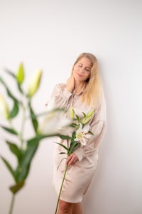 Businessfotografie Portrait mit Blume - photoart hübner business Porträt einer Frau mit Blume für Business- und Personal Branding Fotos.