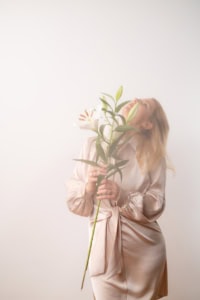 Blumenporträt für Businessfotografie - photoart hübner business Porträt einer Frau mit Blumen, Business- und Personal Branding Fotos.