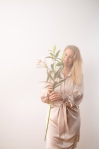 Businessfotografie mit Frau und Blume - photoart hübner business Frau hält große Blume, Business- und Personal Branding Fotoshooting.