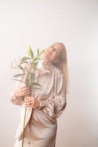 Businessporträt mit Blumen - photoart hübner business Frau hält Blumen für Business- und Personal Branding Fotos.