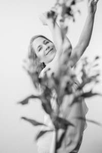 Moderne Businessfotografie mit natürlichem Ausdruck - photoart hübner business Porträt einer lächelnden Frau in professionellem Umfeld, Fokus auf Authentizität und Selbstbewusstse.